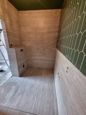 Dronten. Badkamer in voormalige garage.