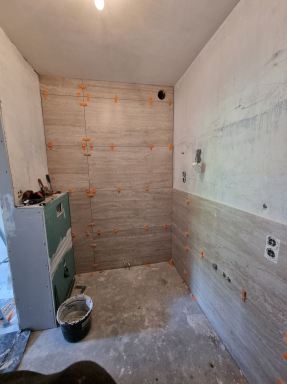 Dronten. Badkamer in voormalige garage.