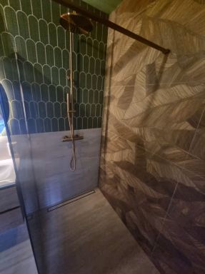 Dronten. Badkamer in voormalige garage.