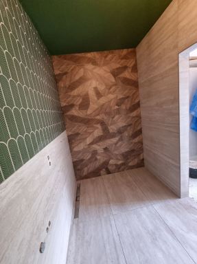 Dronten. Badkamer in voormalige garage.