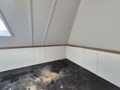 Knieschotten afgetimmerd schilderklaar met magneetdeurtjes.