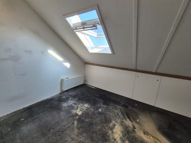 Knieschotten afgetimmerd schilderklaar.