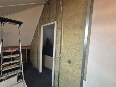 Plaatsen tussenwand metal-stut ge&iuml;soleerd met steenwol.