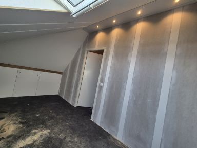 Nieuwe wand behangklaar met plafond Led-inbouw dimbaar.