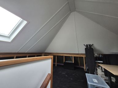 Dronten. Zolder wand plaatsen en afgesloten opbergruimte.