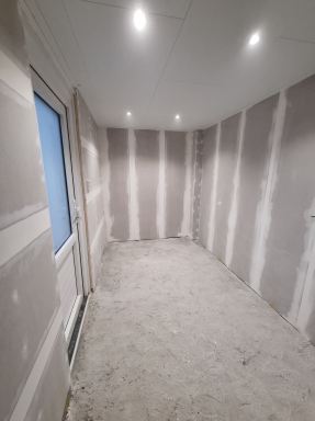 Wanden behangklaar afgewerkt. Plafond met Agnesplaten en plinten. Led-inbouw verlichting.