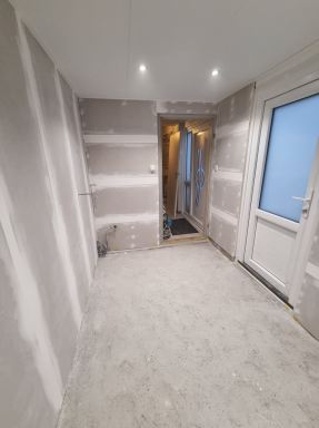 Wanden behangklaar afgewerkt met aangebrachte wandcontactdozen.