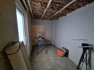 Gipsplaten aanbrengen tegen de wanden.