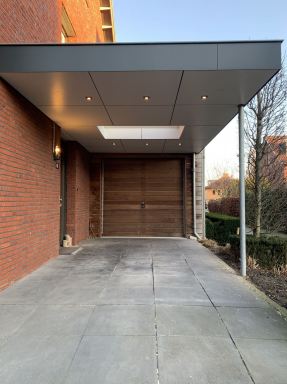 Carport bekleed met tresspa en spots gemonteerd