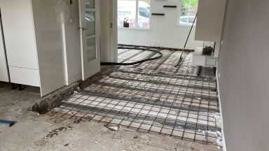 Beton vloer Heerde met vloerverwarming en daarna tegels geplakt 