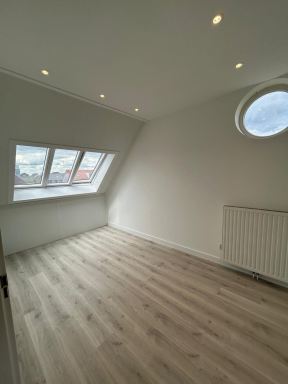 Van &eacute;&eacute;n grote, open zolder naar twee volwaardige slaapkamers en een kleine wasruimte.
