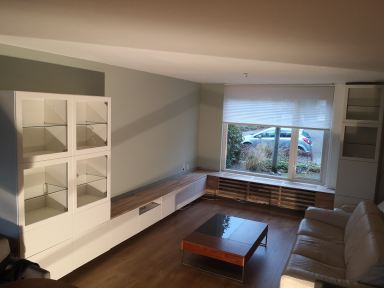 Oss huiskamer makeover.Grey misty wall,eikenlaminaat vloer, Besta hoekcombinatie met zwelf ontworpen houten vensterbank en radiatorombouw massief eiken, hangend