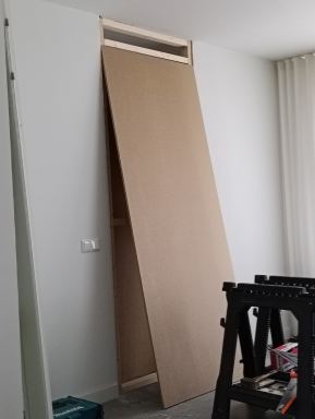 Oss: kamer deur eruit , decowand erin (kamer en hal)