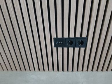 Oss: kamer deur eruit , decowand erin (kamer en hal)