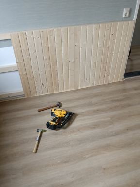 Druten :slaapkamer lambrisering, pvc laminaat vloer