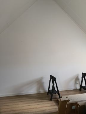 Oss; kasten wand zolder