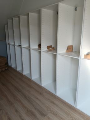 Oss; kasten wand zolder