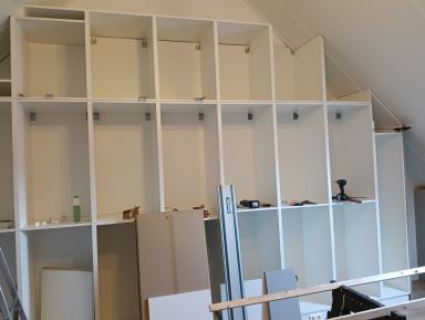 Oss; kasten wand zolder