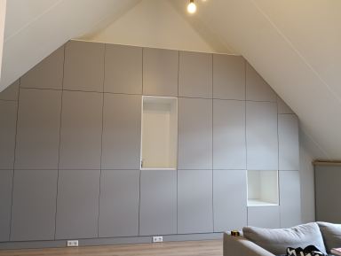 Oss; kasten wand zolder