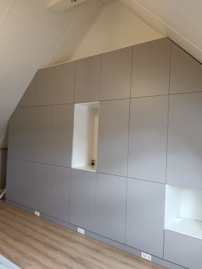 Oss; kasten wand zolder