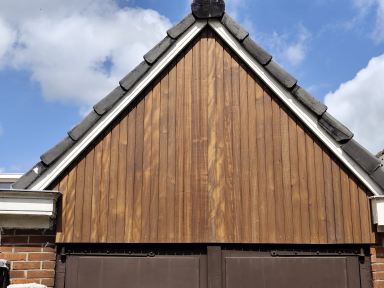 De buitengevel van een schuur in Leidschendam mogen voorzien van nieuw stuk hout!