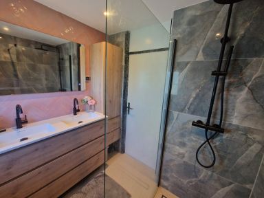 Deze badkamer een nieuwe uitstraling mogen geven in Leidschendam!