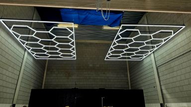 Led panelen gemonteerd in een bedrijfshal in Son