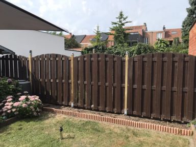 Tuinschermen hersteld en palen vervangen na stormschade