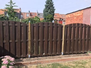 Tuinschermen hersteld en palen vervangen na stormschade