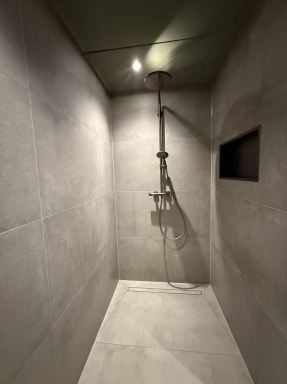 Badkamer verbouwd tot eigentijdse, comfortabele ruimte – Den Haag