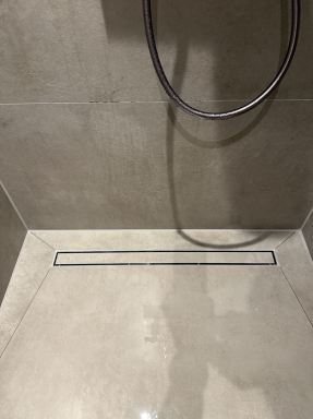Badkamer verbouwd tot eigentijdse, comfortabele ruimte – Den Haag