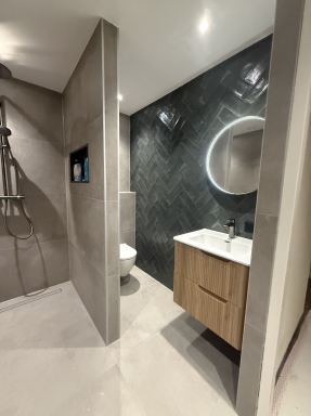 Badkamer verbouwd tot eigentijdse, comfortabele ruimte – Den Haag