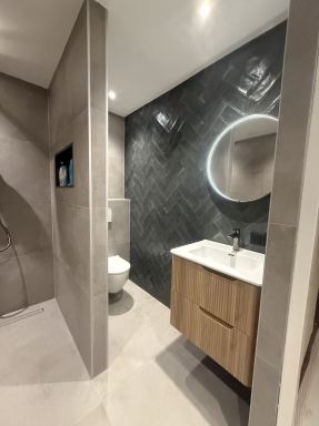 Badkamer verbouwd tot eigentijdse, comfortabele ruimte – Den Haag