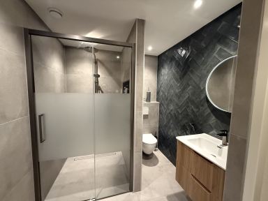 Badkamer verbouwd tot eigentijdse, comfortabele ruimte – Den Haag