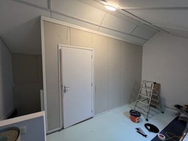 zolderwand met deur plaatsen in Holten