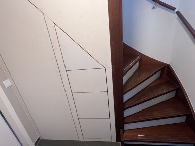 Opentrap dicht maken met een kast onder trap in Almelo