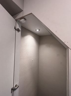 Opentrap dicht maken met een kast onder trap in Almelo
