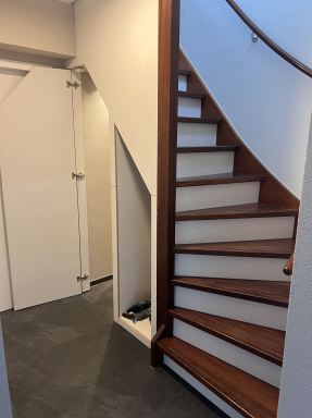 Opentrap dicht maken met een kast onder trap in Almelo