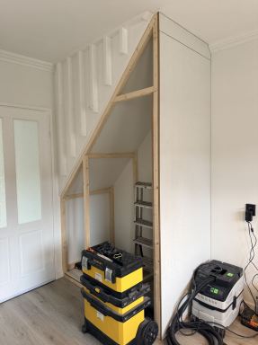 kast op maat onder trap voor klant uit Hengelo (tijdens het werk)