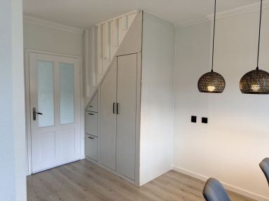 kast op maat onder trap voor klant uit Hengelo (tijdens het werk)