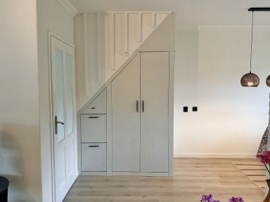 kast op maat onder trap voor klant uit Hengelo (tijdens het werk)