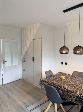 kast op maat onder trap voor klant uit Hengelo (tijdens het werk)