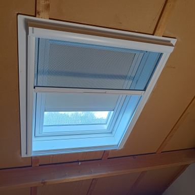 Velux dakvenster met verduisteringsgordijn en insectenhor in Herkenbosch