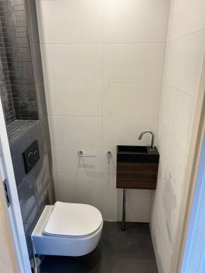 Toiletrenovatie, met een nieuw inbouwreservoir, verlaagd plafond, nieuw tegelwerk en een nieuw fonteintje in Nieuw-Vennep