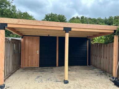 Een mooie overkapping en schuur mogen bouwen in samenwerking met Klussenier Peter Stoeven voor een klant in Purmerend!