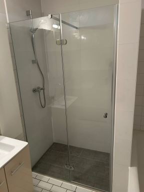 Van een douchecabine naar een ruime inloopdouche in Amsterdam! Deze mooie ombouw mogen maken!