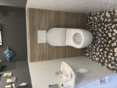 Geberit Tuma Comfort douchetoilet geplaatst, inclusief nieuw inbouwreservoir en ombouw.