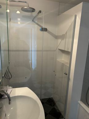 Douche cabine vervangen voor inloopdouche in Amsterdam.