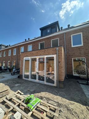 Voor een klant in Boskoop hebben we een hoogwaardige aanbouw gerealiseerd, volledig afgestemd op de bestaande woning.