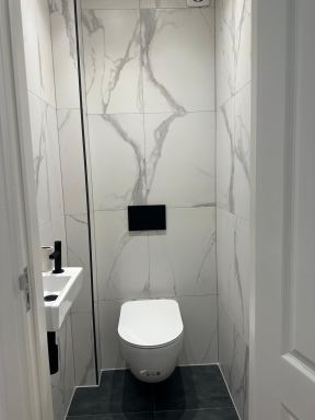 Volledige renovatie van een badkamer in Den Haag, inclusief nieuwe tegels, sanitair en afwerking.